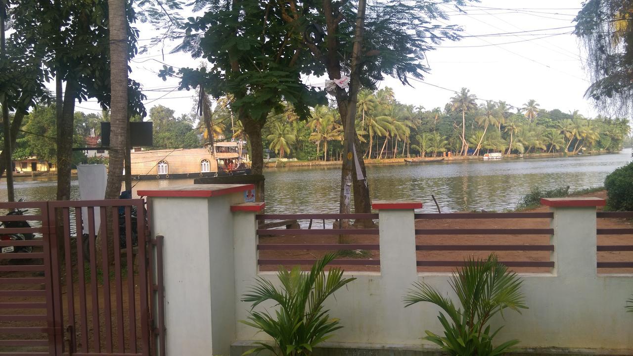 Punerjeni Homes Alappuzha Exterior photo